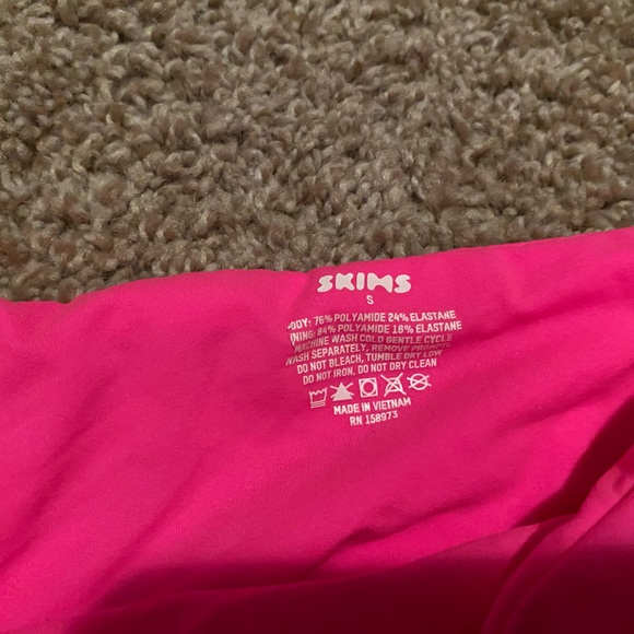 Skims bandeau bra, size small, neon pink - Picture 3 of 4